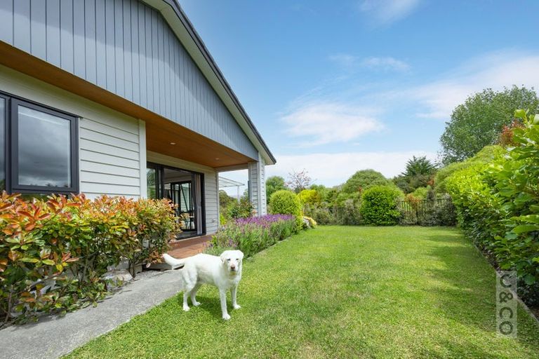 Photo of property in 15 Vogwill Road, Kumeu, 0810
