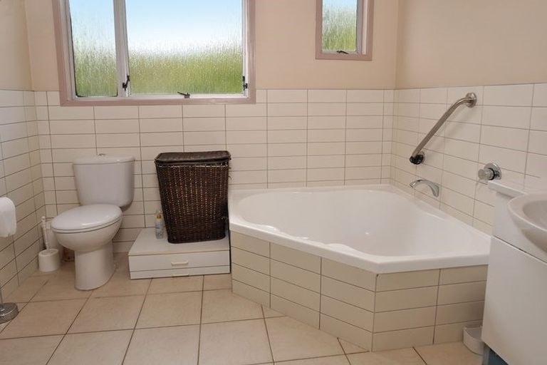 Photo of property in 15 Salamanca Road, Sunnynook, Auckland, 0620