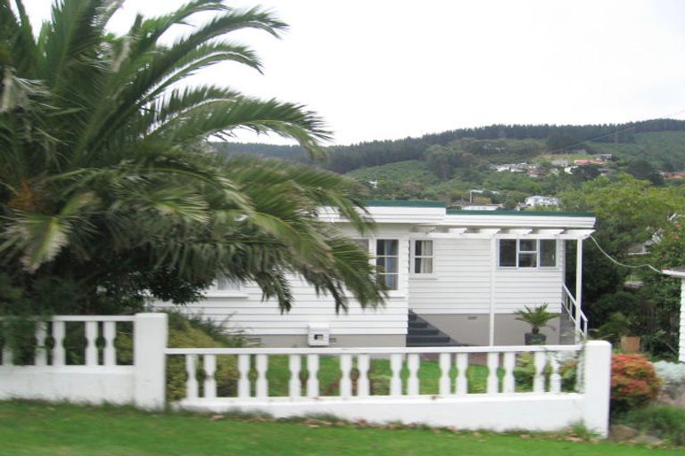 Photo of property in 32 Ngatitoa Street, Tawa, Wellington, 5028