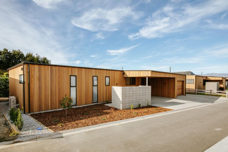 Photo of property in 13 Fern Burn Close, Wanaka, 9305