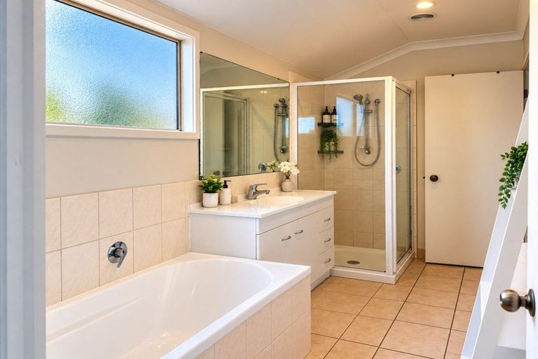 Photo of property in 25a Astley Avenue, New Lynn, Auckland, 0600