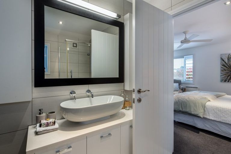 Photo of property in 37a Peter Terrace, Castor Bay, Auckland, 0620