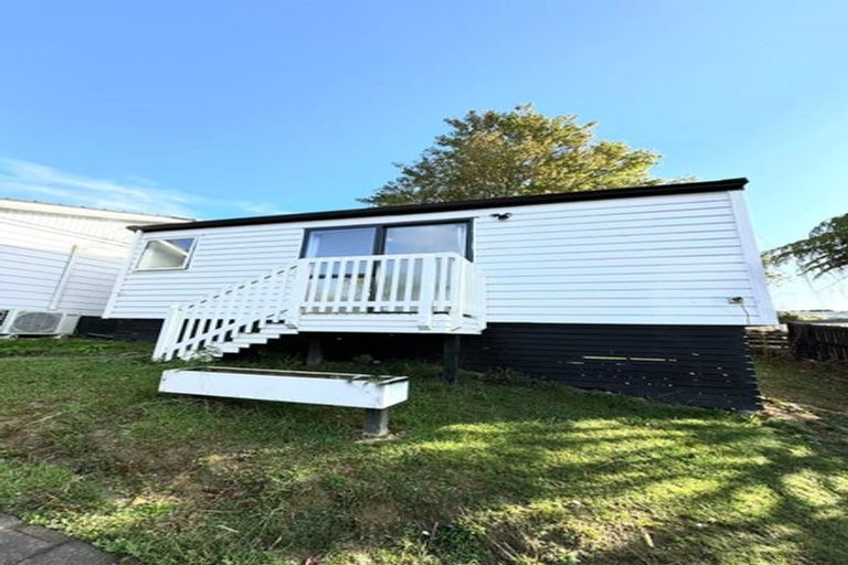Photo of property in 104 Kemp Road, Massey, Auckland, 0614