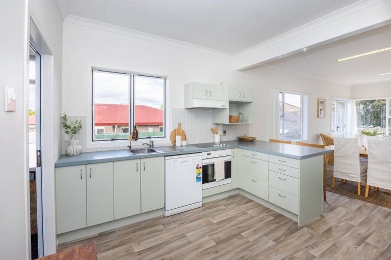 Photo of property in 22 Forest Lake Road, Forest Lake, Hamilton, 3200