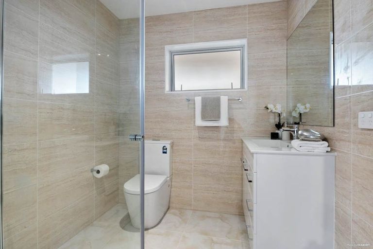 Photo of property in 1/8 Wykeham Place, Glenfield, Auckland, 0629