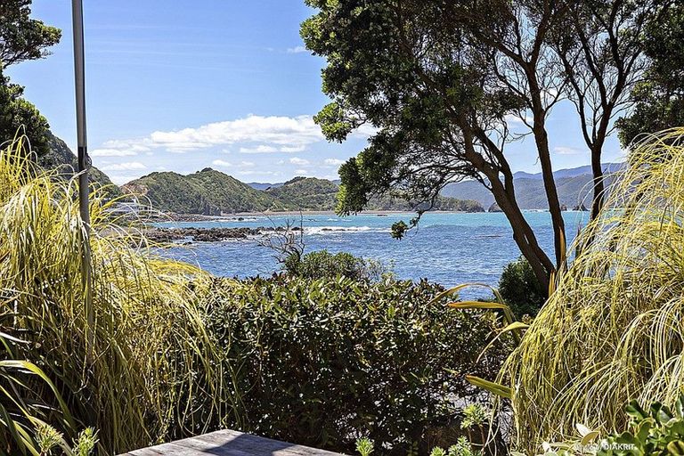 Photo of property in 146 Breaker Bay Road, Breaker Bay, Wellington, 6022