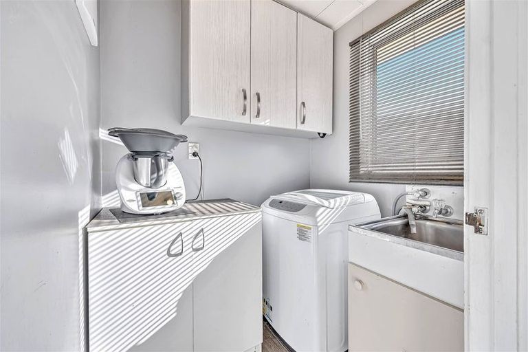 Photo of property in 64 West Harbour Drive, West Harbour, Auckland, 0618