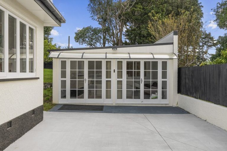 Photo of property in 21 Miller Road, Mangere Bridge, Auckland, 2022
