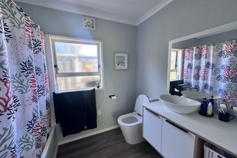 Photo of property in 2 Corlett Road, Plimmerton, Porirua, 5026