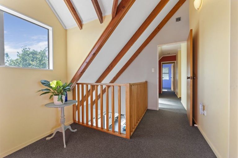 Photo of property in 28 Heathcote Place, Fitzherbert, Palmerston North, 4410
