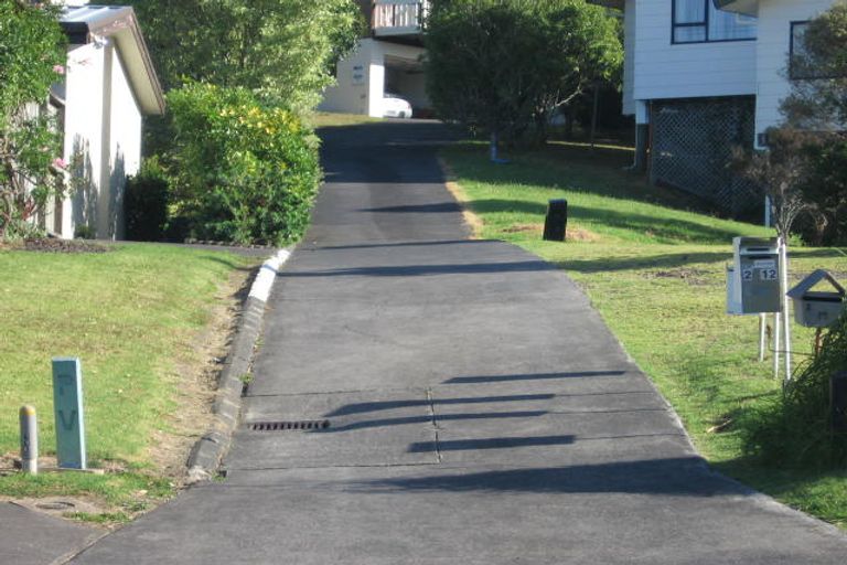 Photo of property in 1/12 Greenvalley Rise, Glenfield, Auckland, 0629