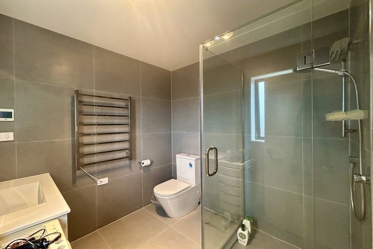 Photo of property in 2/13 Oteha Valley Road, Northcross, Auckland, 0632