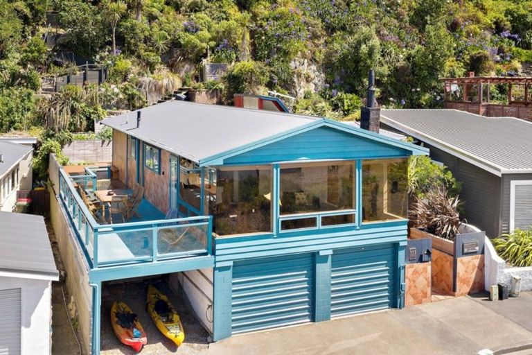 Photo of property in 107 Breaker Bay Road, Breaker Bay, Wellington, 6022