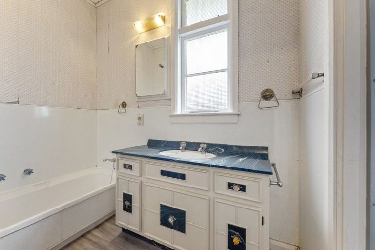 Photo of property in 34 Pahiatua Street, Hokowhitu, Palmerston North, 4410