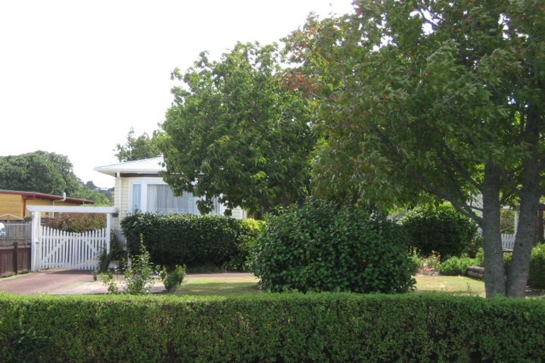 Photo of property in 37 Sunnyhaven Avenue, Beach Haven, Auckland, 0626