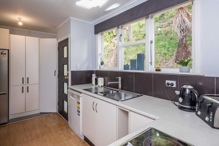 Photo of property in 123 Newlands Road, Newlands, Wellington, 6037