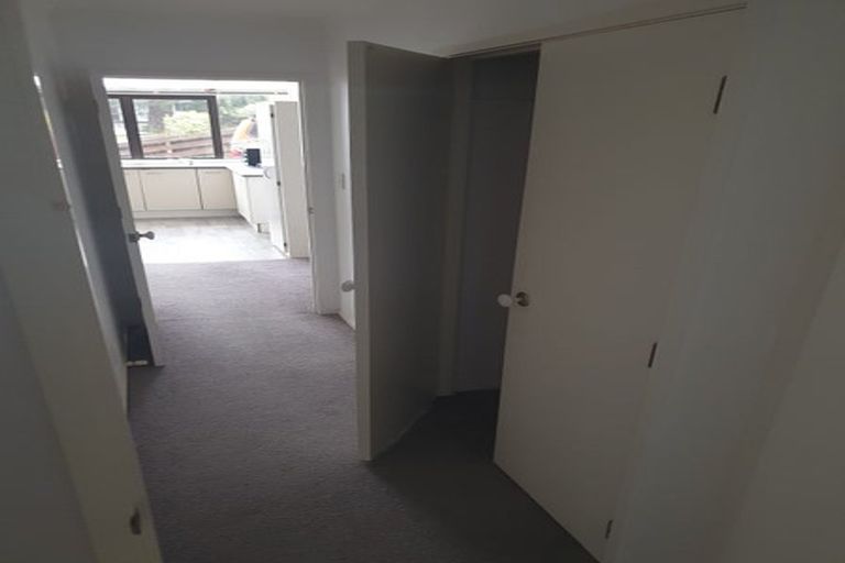 Photo of property in 50 Valley View Road, Glenfield, Auckland, 0629