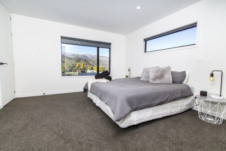 Photo of property in 75 Stratford Drive, Mount Pisa, Cromwell, 9383