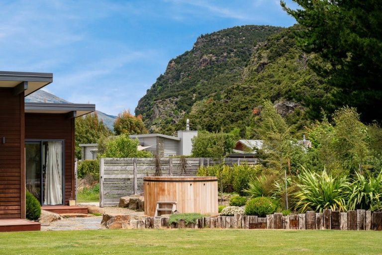Photo of property in 4 Goldie Lane, Albert Town, Wanaka, 9305