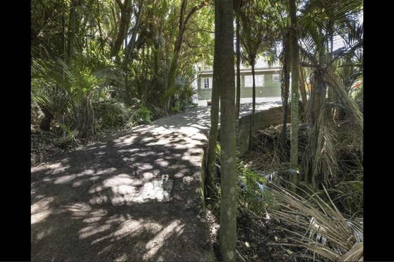 Photo of property in 323 Glenfield Road, Glenfield, Auckland, 0629