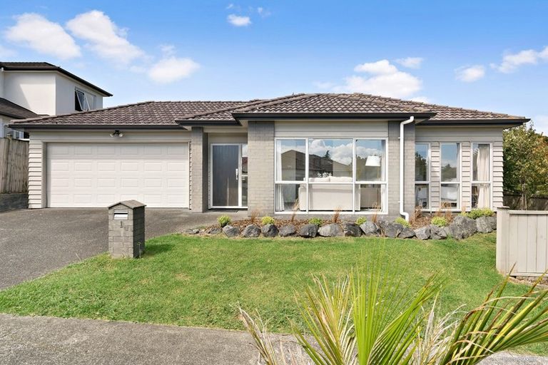 Photo of property in 1 Stamford Crescent, Flat Bush, Auckland, 2019