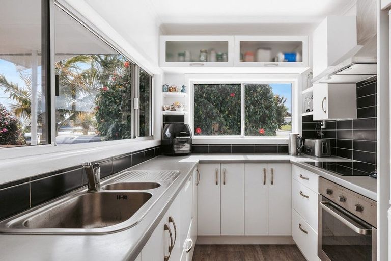 Photo of property in 1 Kowai Grove, Omokoroa, 3114