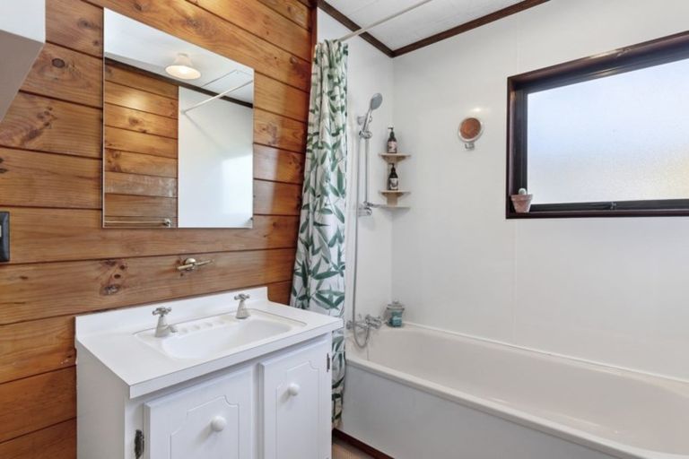 Photo of property in 18 Oaklands Grove, Clouston Park, Upper Hutt, 5018