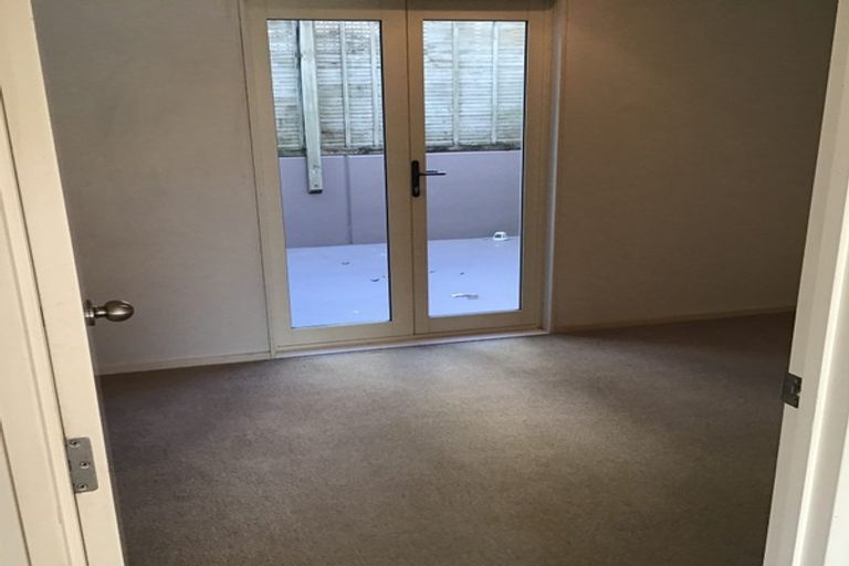 Photo of property in 1d/20 Ian Marwick Place, Birkenhead, Auckland, 0626