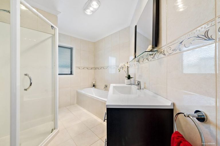 Photo of property in 15 Ina Ville Drive, Pukekohe, 2120