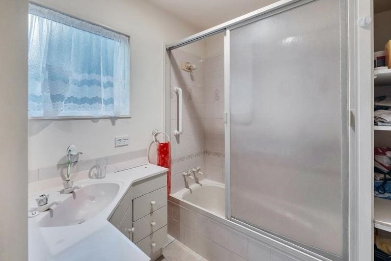 Photo of property in 1 William Bond Street, Stanley Point, Auckland, 0624