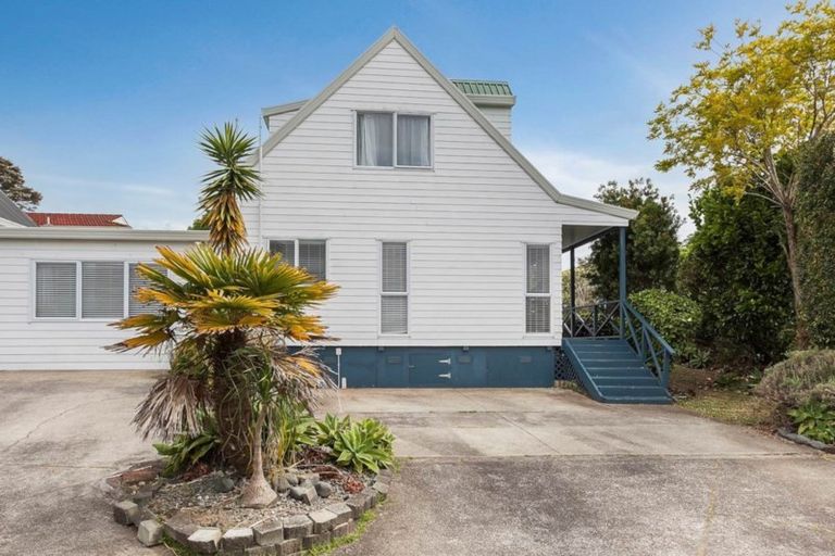 Photo of property in 1/6 Sandgate Avenue, Botany Downs, Auckland, 2010