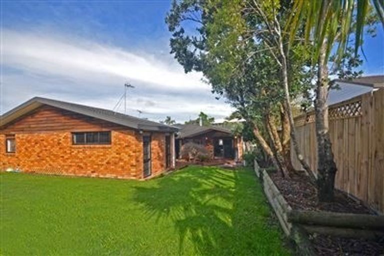 Photo of property in 17 Sailfish Drive, West Harbour, Auckland, 0618