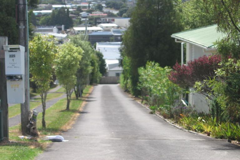 Photo of property in 2/225 Wairau Road, Totara Vale, Auckland, 0627