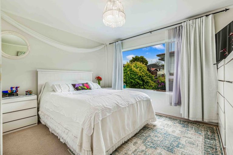 Photo of property in 1/3a Kirrie Avenue, Te Atatu South, Auckland, 0610