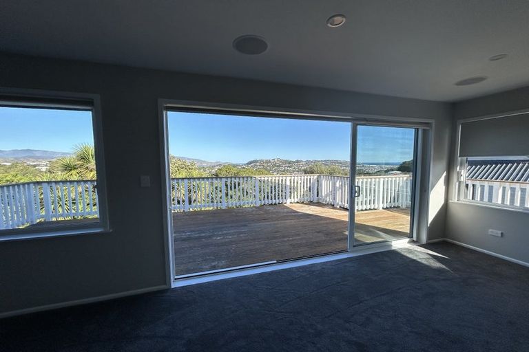 Photo of property in 10 Arahanga Grove, Maupuia, Wellington, 6022