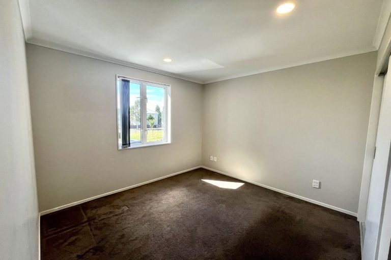 Photo of property in 21 Stitchbird Crescent, Papakura, 2110