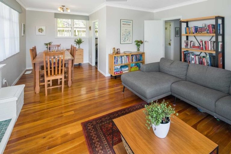 Photo of property in 102 Ruskin Road, Newlands, Wellington, 6037