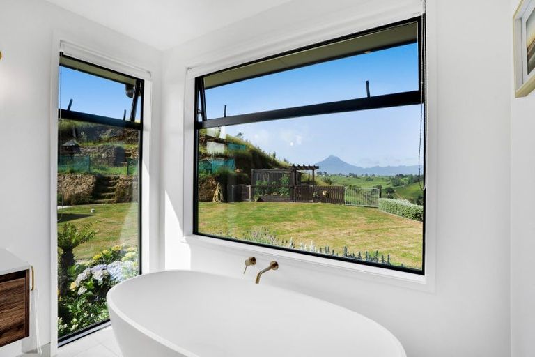 Photo of property in 956 Richmond Road, Lepperton, New Plymouth, 4373