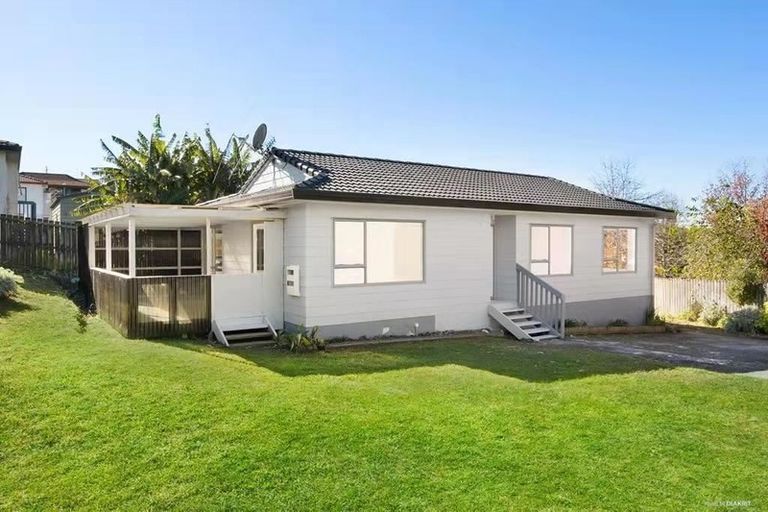 Photo of property in 11 Lori Place, Massey, Auckland, 0614