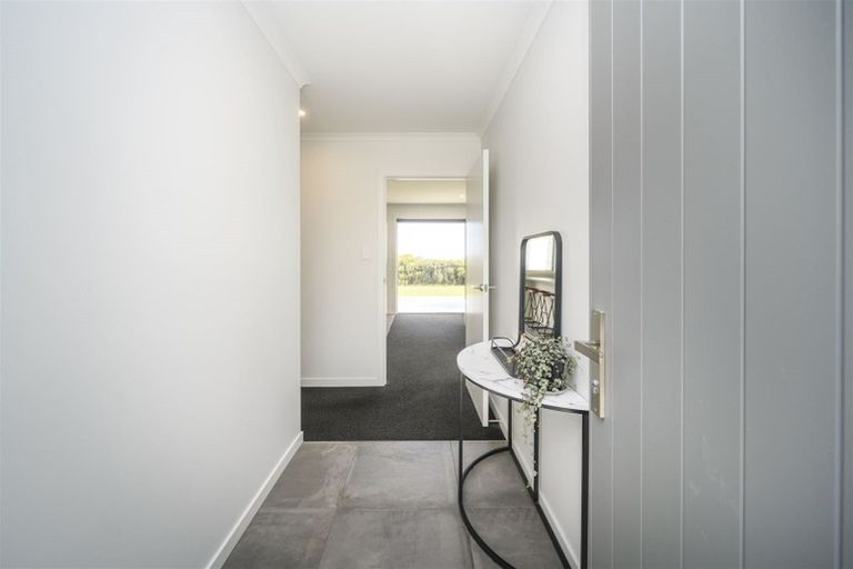 Photo of property in 24 Monaco Grove, Fitzherbert, Palmerston North, 4410