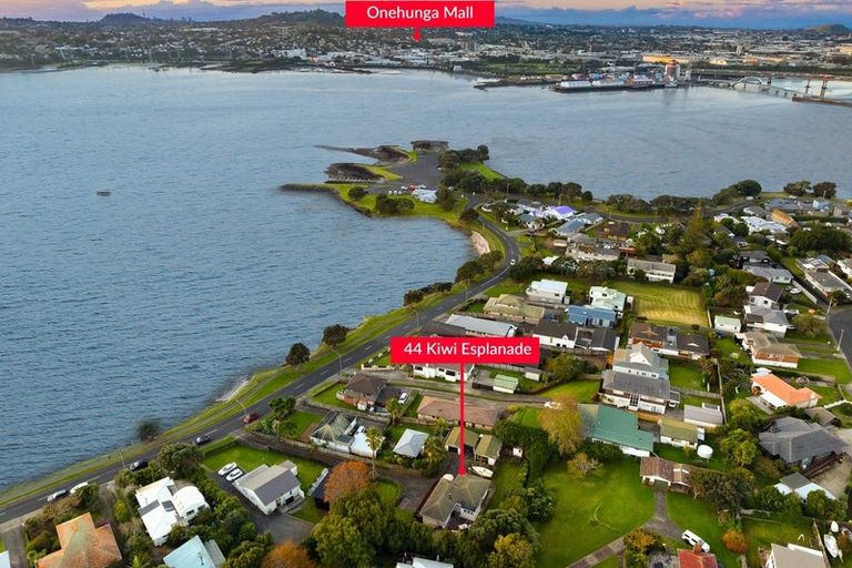 Photo of property in 44 Kiwi Esplanade, Mangere Bridge, Auckland, 2022