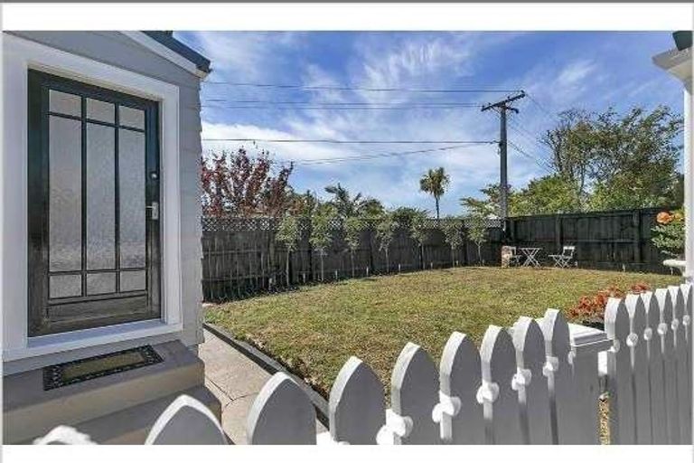 Photo of property in 31 Mahara Avenue, Birkenhead, Auckland, 0626