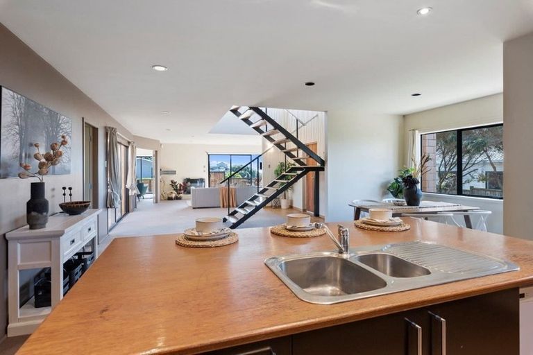 Photo of property in 17 Pine Ridge Terrace, Waikanae Beach, Waikanae, 5036