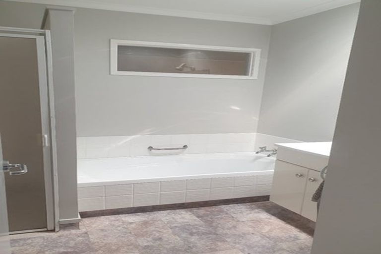 Photo of property in 3 Riversdale Drive, Merrilands, New Plymouth, 4312