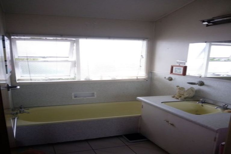 Photo of property in 2/26 Mellons Bay Road, Howick, Auckland, 2014