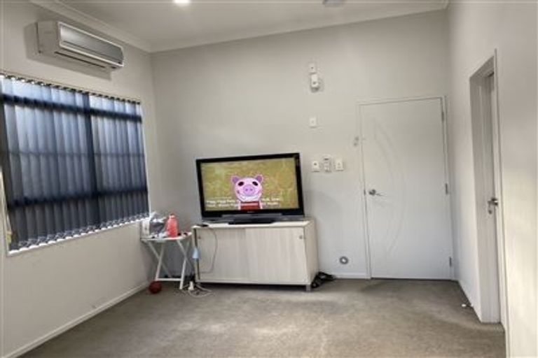 Photo of property in 15a Kiernan Place, Kelston, Auckland, 0602