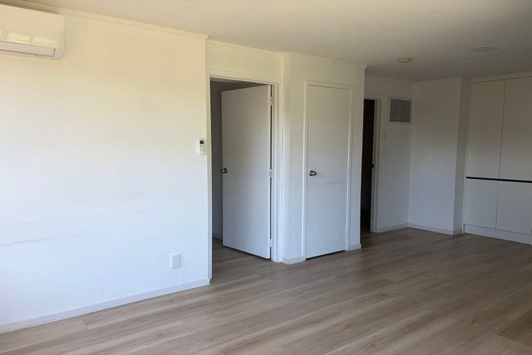 Photo of property in 1/13a Kitewao Street, Northcote, Auckland, 0627