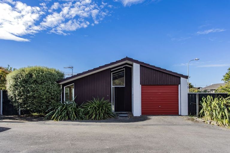 Photo of property in 14 Raekura Place, Redcliffs, Christchurch, 8081