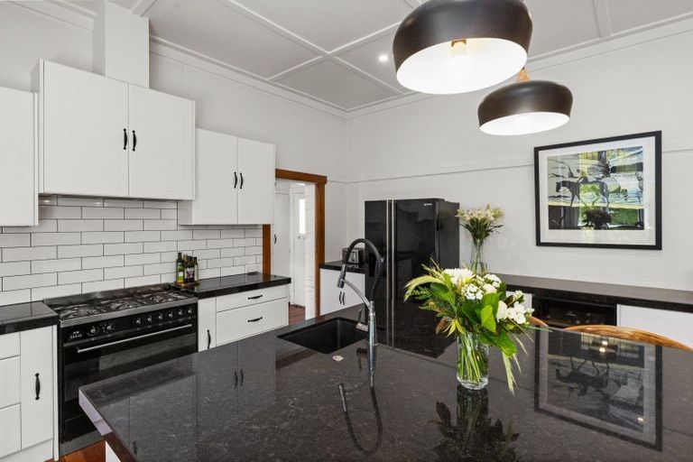 Photo of property in 60 Milton Road, Bluff Hill, Napier, 4110