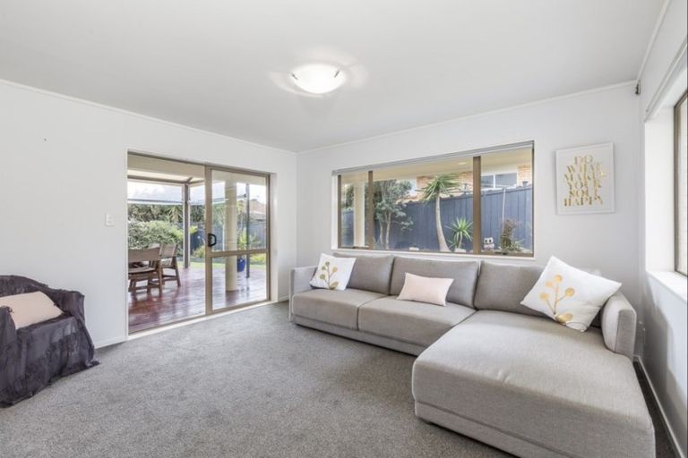 Photo of property in 13 Kahala Place, West Harbour, Auckland, 0618
